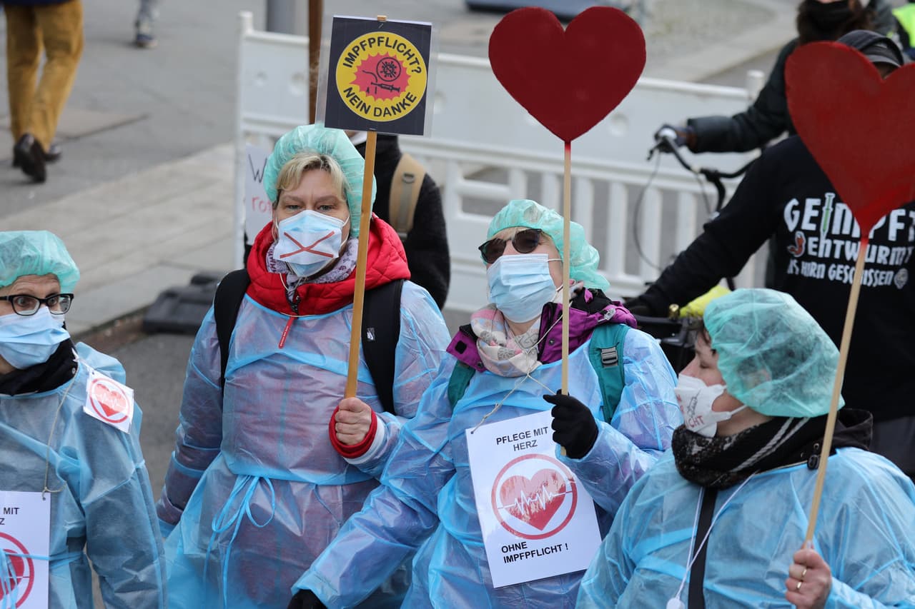 En Berlín, un grupo de personas protestó contra un mandato de vacunación contra el covid-19 para los trabajadores de la salud. El Tribunal Constitucional Federal alemán dictaminó que la orden no viola la Constitución. La medida, impulsada por el gobierno federal, está previsto que entre en vigor en marzo, aunque muchas autoridades locales se muestran recelosas alegando que será difícil de aplicar y que podría provocar un éxodo del personal necesario de hospitales y residencias de ancianos.