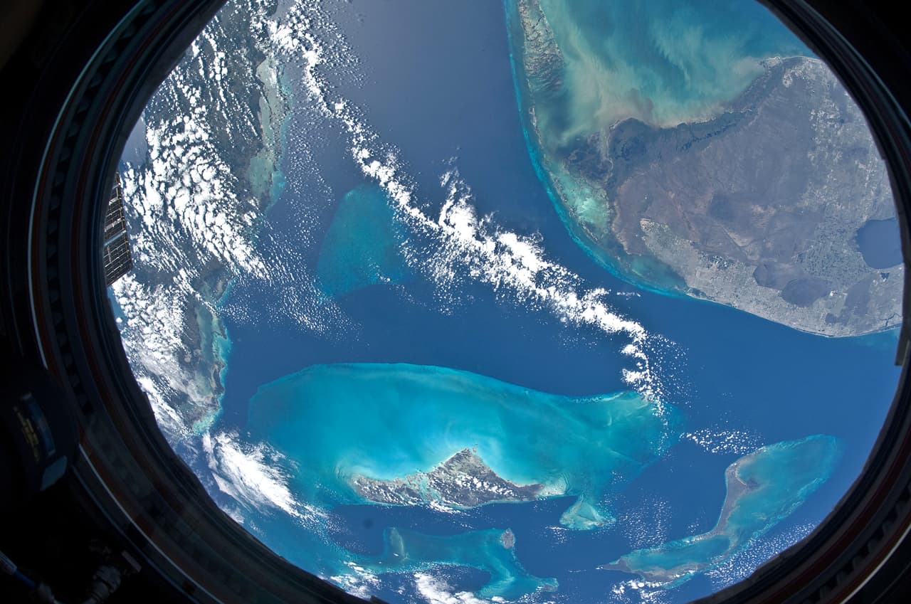 A partir del año 2020, según los planes de la NASA, las personas que no pertenezcan a la agencia podrán viajar al pagar unos 35,000 dólares por noche. Ellos podrían ver a través de ventanas panorámicas imágenes como esta, del Óceano Atlántico, el Golfo de México y el Mar Caribe. La foto fue tomada por uno de los miembros de la tripulación a 220 millas sobre la Tierra. También se puede ver el sur de la península de Florida, Miami, el lago Okeechobee, los cayos de Florida y las Bahamas.