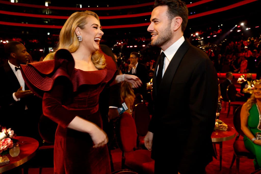 <h2 class="cms-H2-H2">Adele</h2>
<br>La estrella británica se mostró muy contenta durante la ceremonia. Para esta gran ocasión eligió un vestido en color vino, con olanes en la parte superior y ceñido en la parte de la cintura.