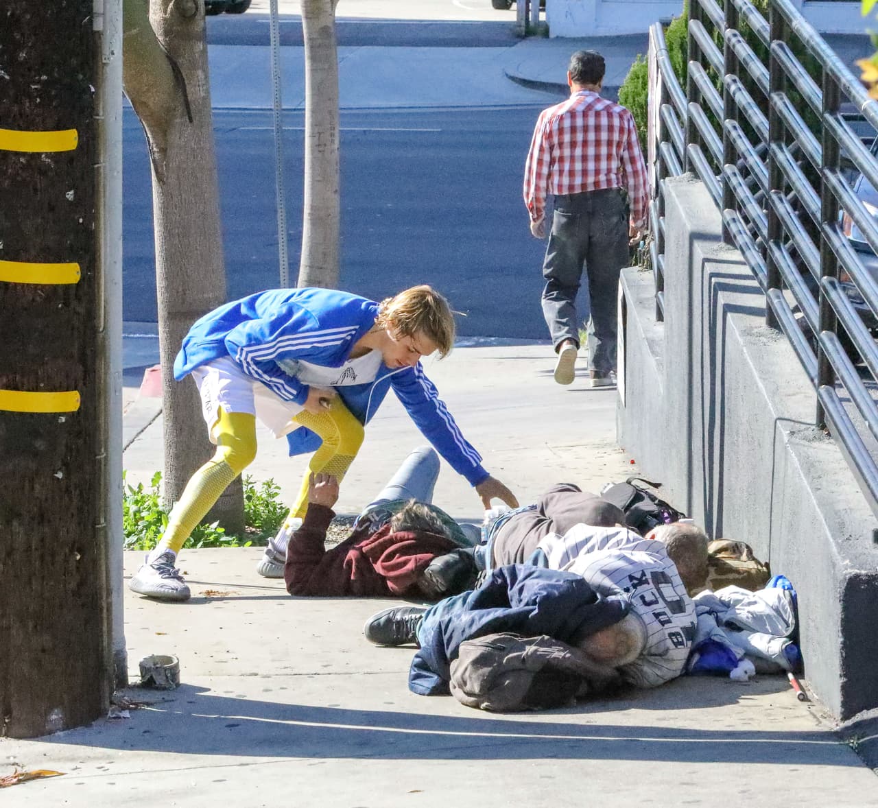 Justin Bieber evitó una confrontación y siguió rumbo a su hogar.
