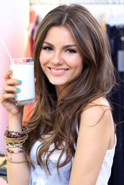 Sí, la estrella de iCarly y Zoey101, también toma leche y con eso le basta para cantar, ser actriz, compositora y bailarina.