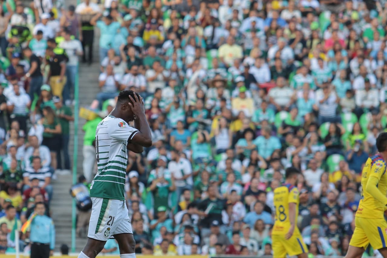 Unos minutos después, Santos estuvo muy cerca de ampliar la ventaja con un gol de Djaniny –con remate de cabeza– que fue bien anulado por fuera de juego.