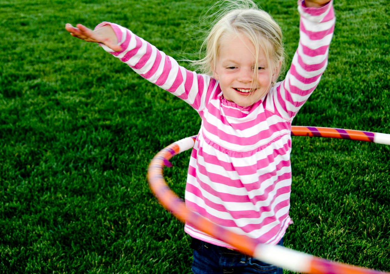 Emilie Parker, una de los 20 estudiantes de primer grado asesinadas. Su madre, Alissa Parker se unió a otros padres de víctimas de este tiroteo para formar la organización Escuelas Seguras y Saludables. Viajan a instituciones de todo el país, hablan de sus experiencias personales el día del tiroteo y promueven lugares de estudio más seguros para los niños.