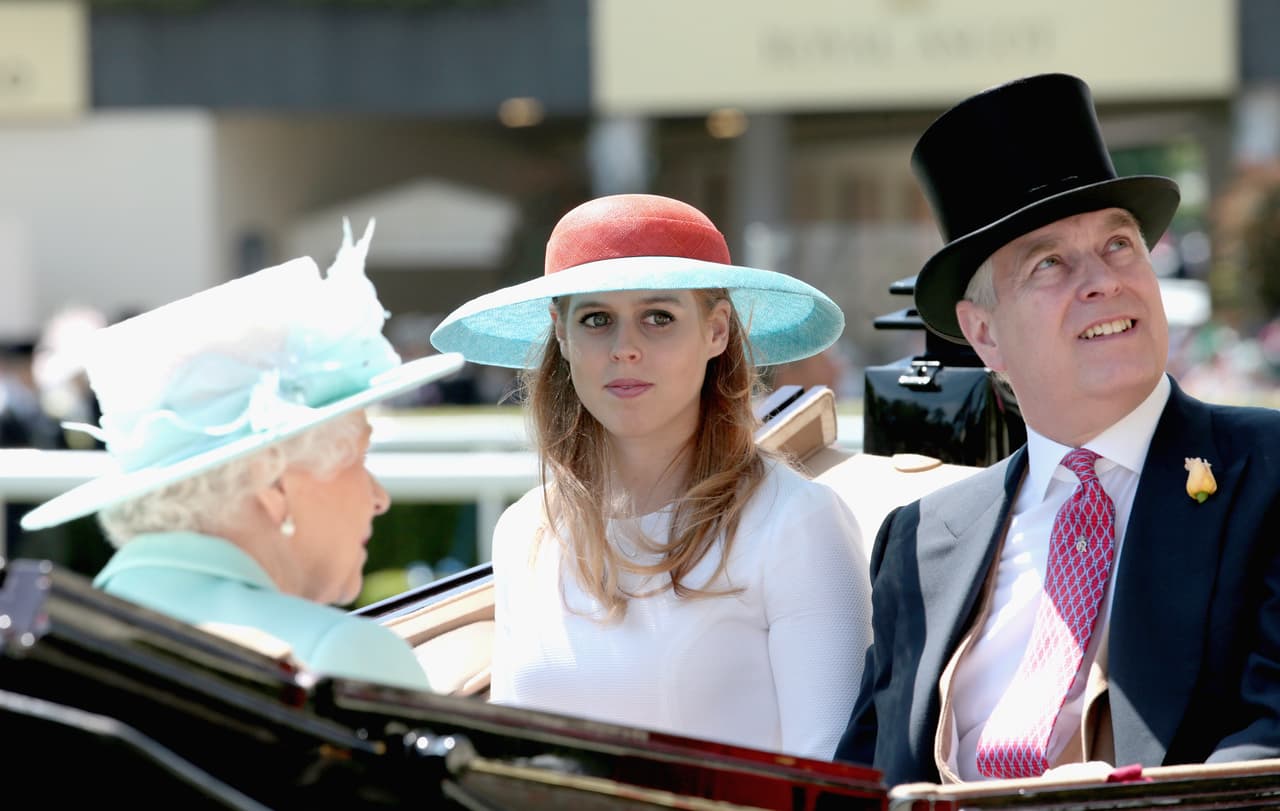 También es nieta de la reina Isabel II y del príncipe Felipe, duque de Edimburgo. Y es una de las consentidas de su majestad, que suele invitarla con frecuencia a su residencia de descanso en Windsor.