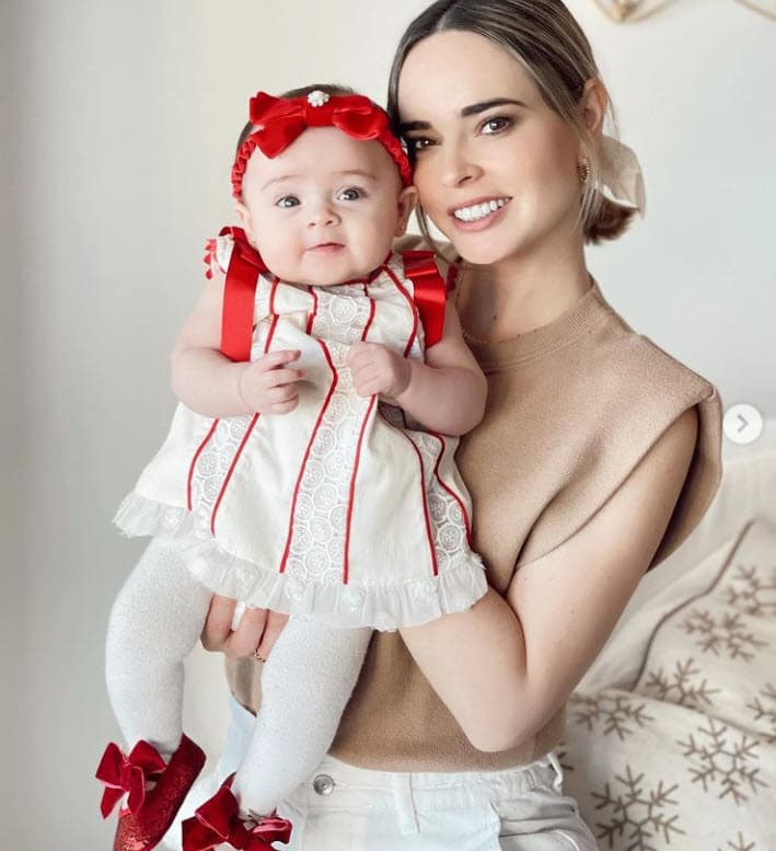 Sobre la bebé, ha descubierto varias cosas y una de ellas es que es muy coqueta cuando hay cámaras. Eso quedó en evidencia cuando Megan 
<b><a href="https://www.univision.com/famosos/megan-esta-divina-fabiola-guajardo-suena-con-el-momento-de-poder-cargar-a-la-bebe-de-michelle-galvan-video" target="_blank">conoció en persona hace solo unos días a su tía</a></b>, Fabiola Guajardo.