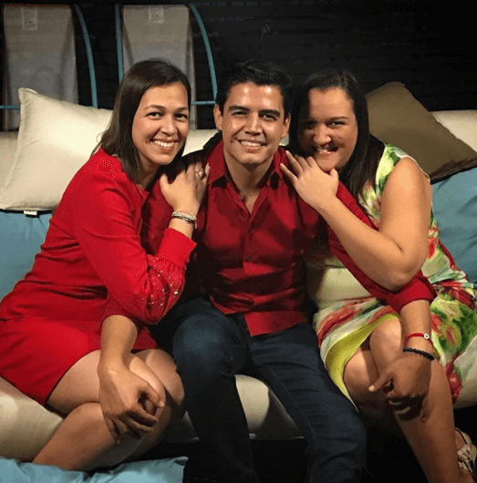 Orlando Segura compartió esta foto de su Navidad junto a sus hermanas, quien dijo "son mi roca".