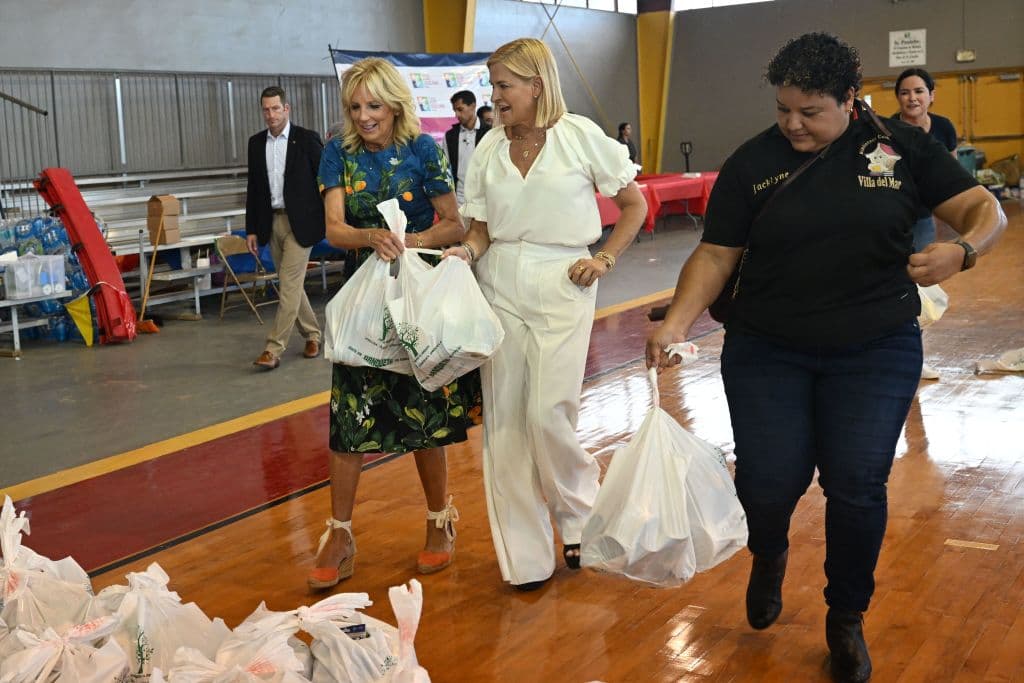Al terminar ese evento, las primeras damas de Estados Unidos y Puerto Rico se dirigieron hasta los Centros Sor Isolina Ferré, en Ponce, para ayudar a los voluntarios, que ya habían llenado decenas de bolsos.