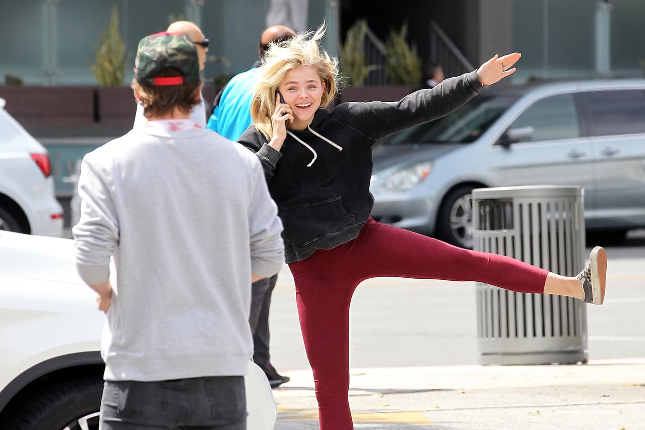 Hasta salta de alegría junto a su galán.