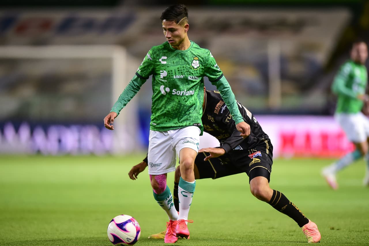 El conjunto Esmeralda sigue consiguiendo puntos y con goles de David Ramírez y Luis Montes, los locales logran remontar y se quedan con los tres puntos en el Nou Camp.