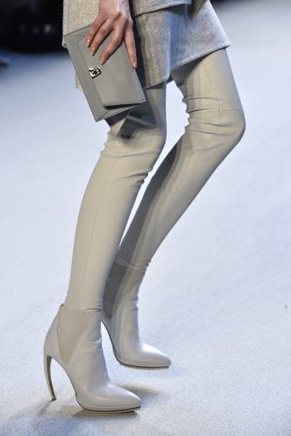 Otra variedad de estos pequeños bolsos, son aquellos que se asemejan mucho a un sobre o cartera.