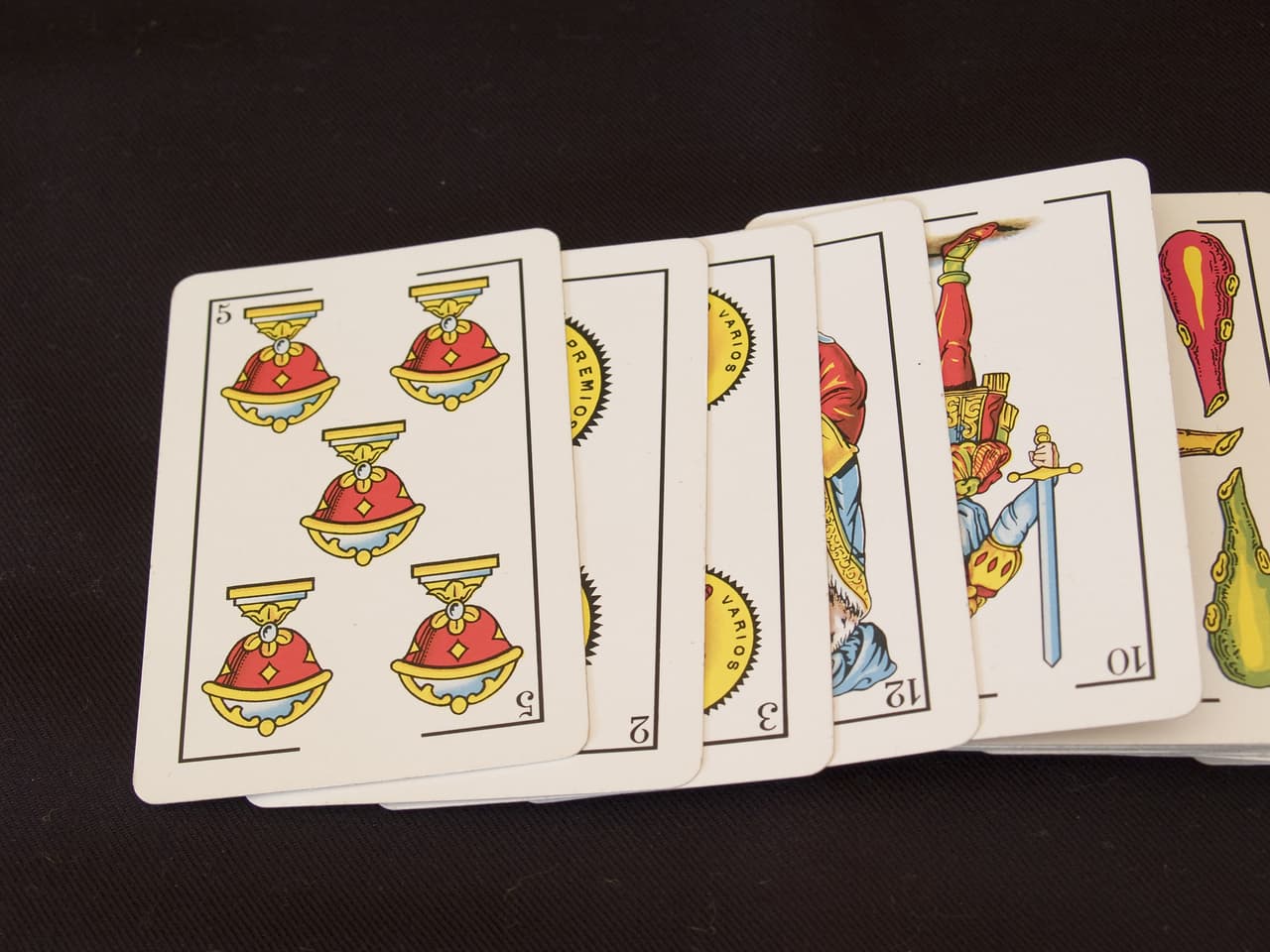 La baraja española es otro tipo de cartas como las del tarot con las cuales se puede hacer una lectura de adivinación para interpretarle la suerte y el futuro a una persona.