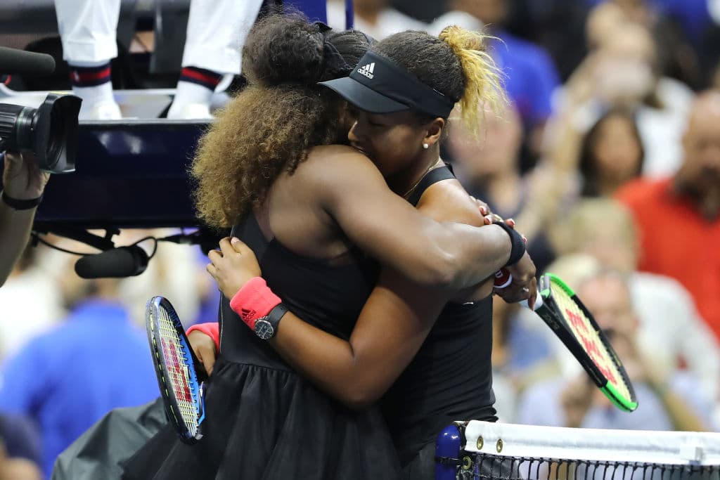 El abrazo entre Naomi Osaka y Serena Williams al término del juego fue un respiro para ambas por lograr terminar el partido.