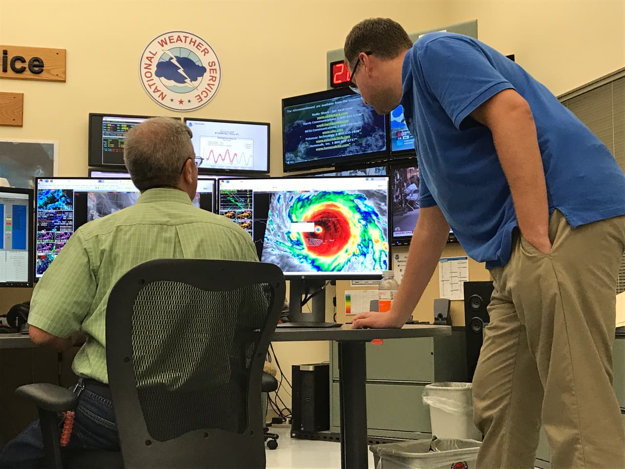 Los meteorólogos Stephen Chesser y Brandon Fling repasan la trayectoria del huracán Irma en el Caribe.