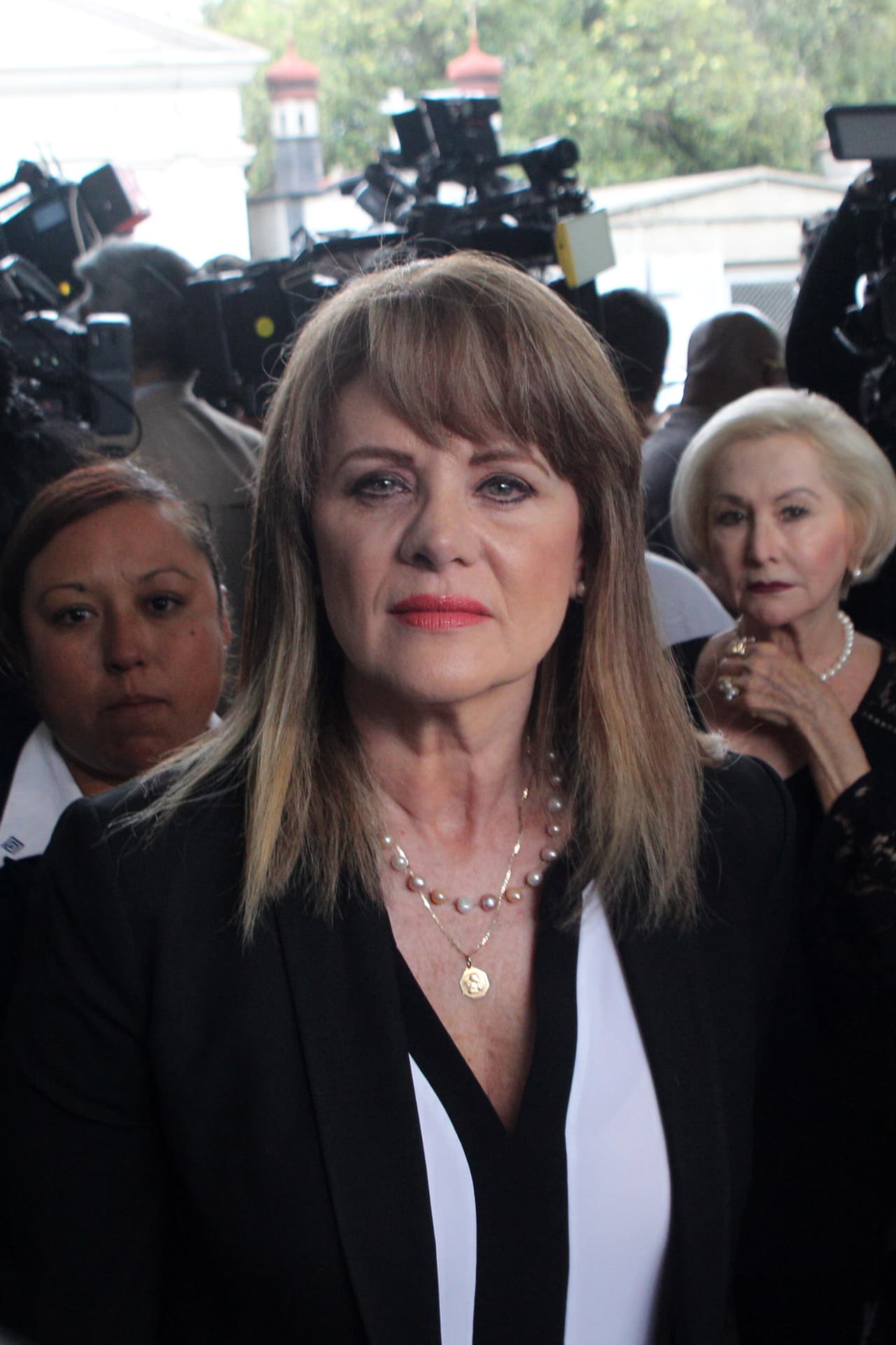 <b><a href="https://www.univision.com/famosos/por-cada-regalo-que-da-la-actriz-erika-buenfil-se-compra-algo-para-ella-what-video" target="_blank">Erika Buenfil</a> </b>mandó el pésame a la familia de quien fuera su compañero en los melodramas.