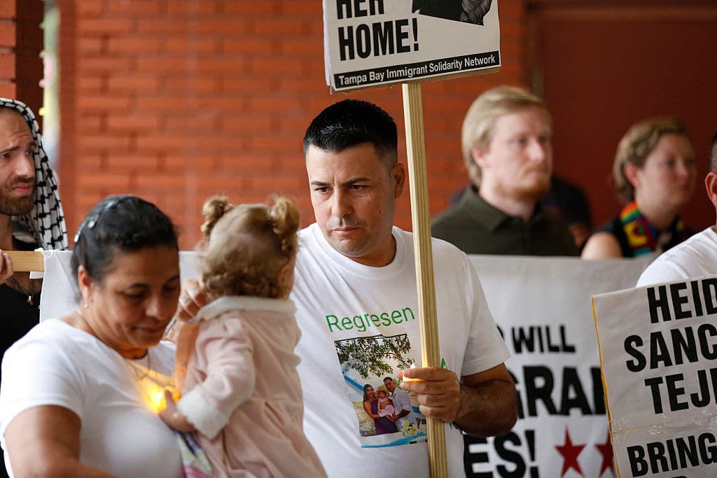 "Este caso no se trata solo de inmigración, sino de compasión, unidad familiar y el derecho de una niña al cuidado de su madre. Le pedimos que actúe con rapidez para corregir esta trágica separación y permitir que esta familia sane unida", lee la petición de esta familia hispana.