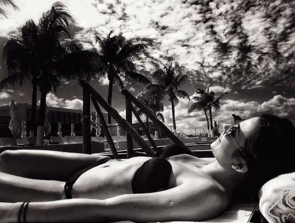 No pierde oportunidad de descansar bajo los rayos del sol.