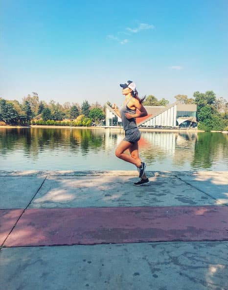 Le gusta correr y se alimenta sanamente.