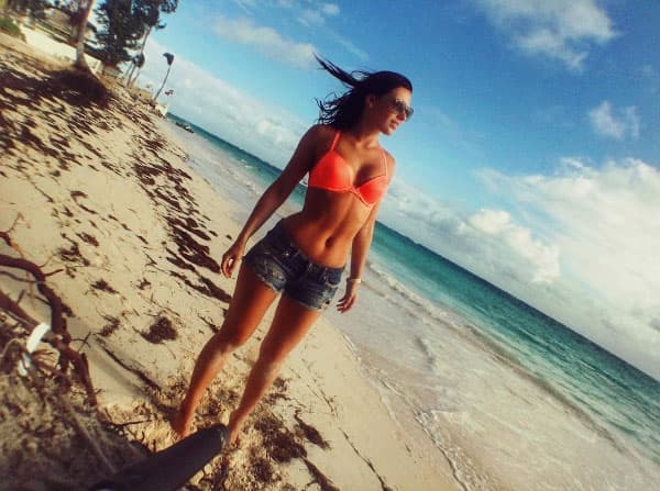 Se nota que le encanta el calor de la playa, pues recordemos que ella es de origen ruso.
