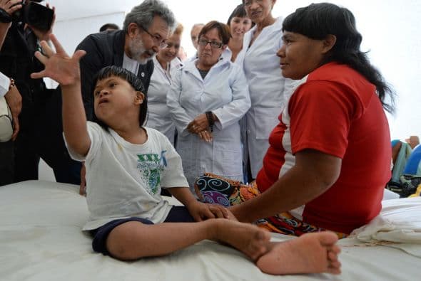 “Estos médicos se estaban preparando desde hace casi un año en la isla para venir aquí a trabajar, para prestar los servicios como lo que se ve en la foto”, subrayó Jorge Giménez.