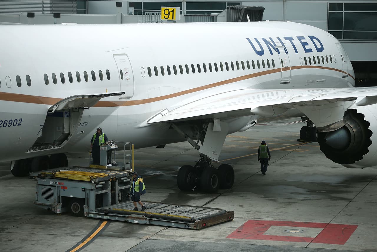 Batería agarra fuego en pleno vuelo de United Airlines y deja cuatro heridos