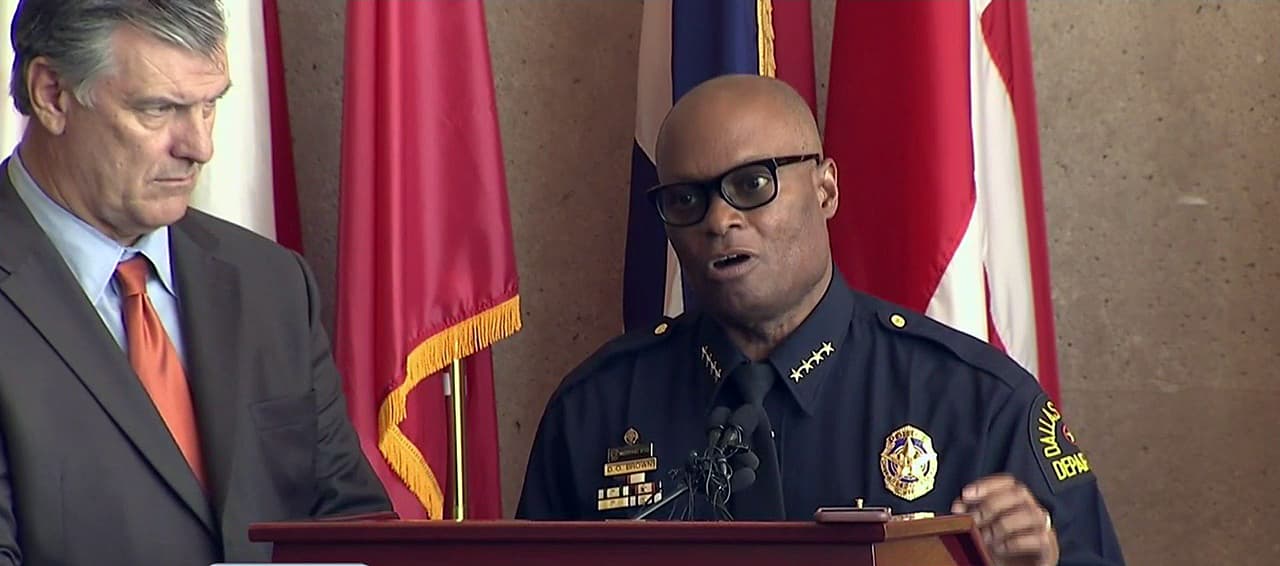 El Jefe de la Policía de Dallas siempre contó con el respaldo del alcalde Mike Rawlings, pero sin explicación alguna, anuncia su retiro.