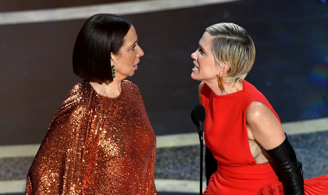 <b>El dúo que no decepciona</b>
<br>
<br>Maya Rudolph y Kristen Wiig participaron en la ceremonia 92 de los premios Oscar como presentadoras de la categoría Mejor diseño de producción. Antes de entregarle la estatuilla a Barbara Ling y Nancy Haigh, las actrices hicieron una rutina de improvisación dramática para los directores reunidos en el Dolby Theatre.