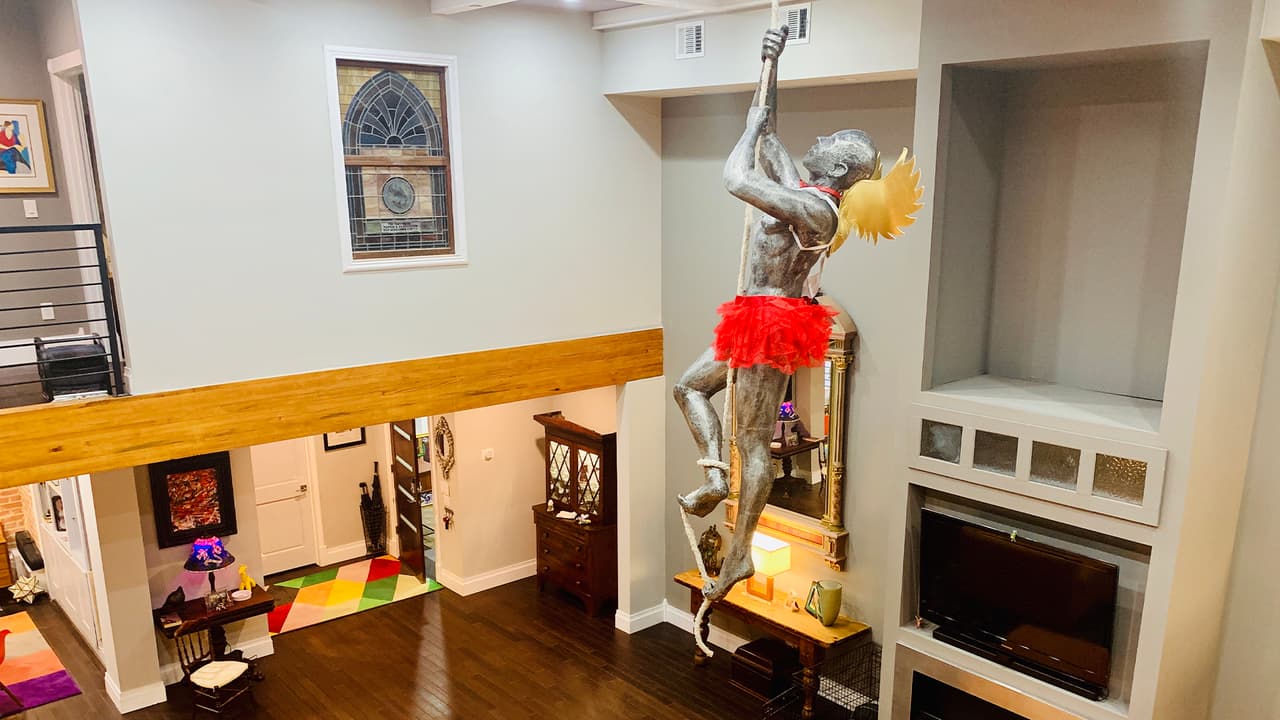 Las visitas de los residentes se quedan sorprendidas de la construcción interior de la iglesia.