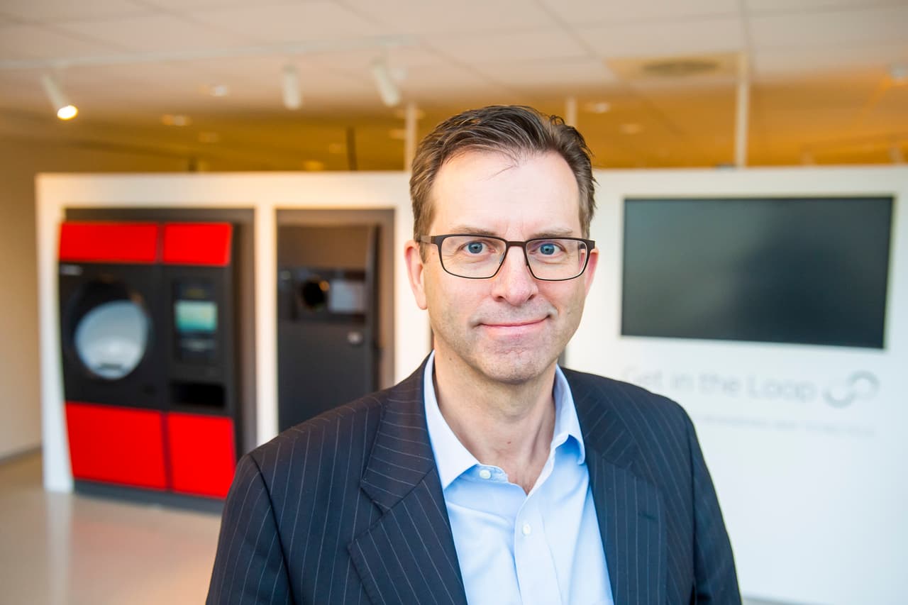 "Si coloca sus botellas en una máquina, entran en un 'circuito limpio', así lo llamamos", dijo Harald Henriksen, vicepresidente de Tomra Collection Solutions, un fabricante de máquinas de depósito en Asker. Más de 1,100 millones de botellas de plástico y latas de aluminio fueron devueltas en 2018 en puntos de recolección en supermercados, estaciones de servicio y pequeñas tiendas.