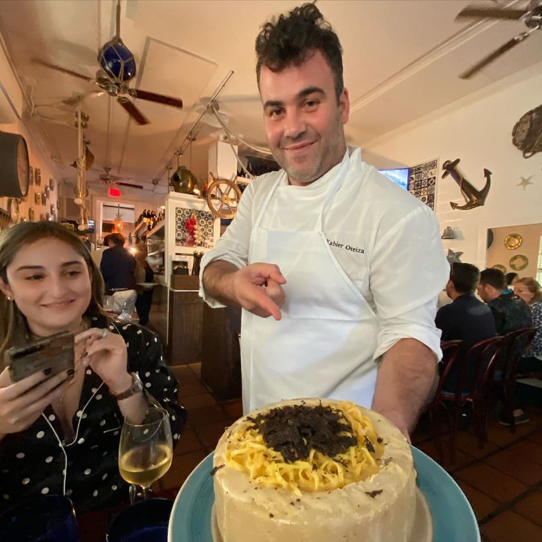 “Antes de regresar a la universidad, Mia quería comer en uno de sus favoritos, Sapore Di Mare Coconut Grove, le encanta”, comentó Raúl de Molina en una serie de imágenes que publicó este lunes en Instagram.