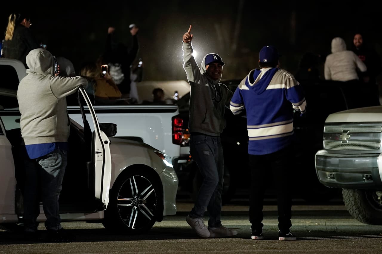 Funcionarios del Departamento de Salud recordaron que "el coronavirus se propaga fácil y rápidamente en grandes reuniones de personas,
<b>especialmente cuando hay aclamaciones, cantos, gritos, y cuando no se cubren la cara y no hay distancia física</b>".