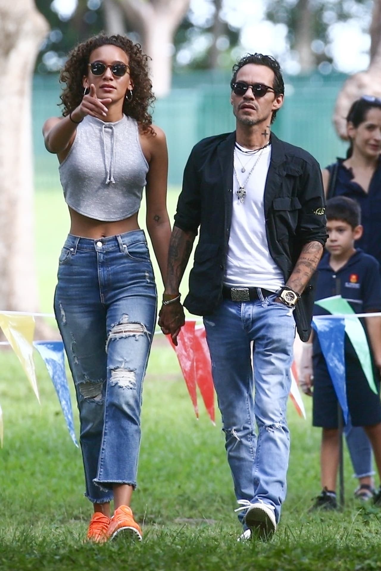 Fue ella quien precisamente detectó dónde estaban 
<b><a href="https://www.univision.com/famosos/jennifer-lopez-revela-quien-la-llevara-al-altar-en-su-boda-con-alex-rodriguez-fotos">Jennifer López, su hijo Max</a> </b>y su novio Álex Rodríguez.