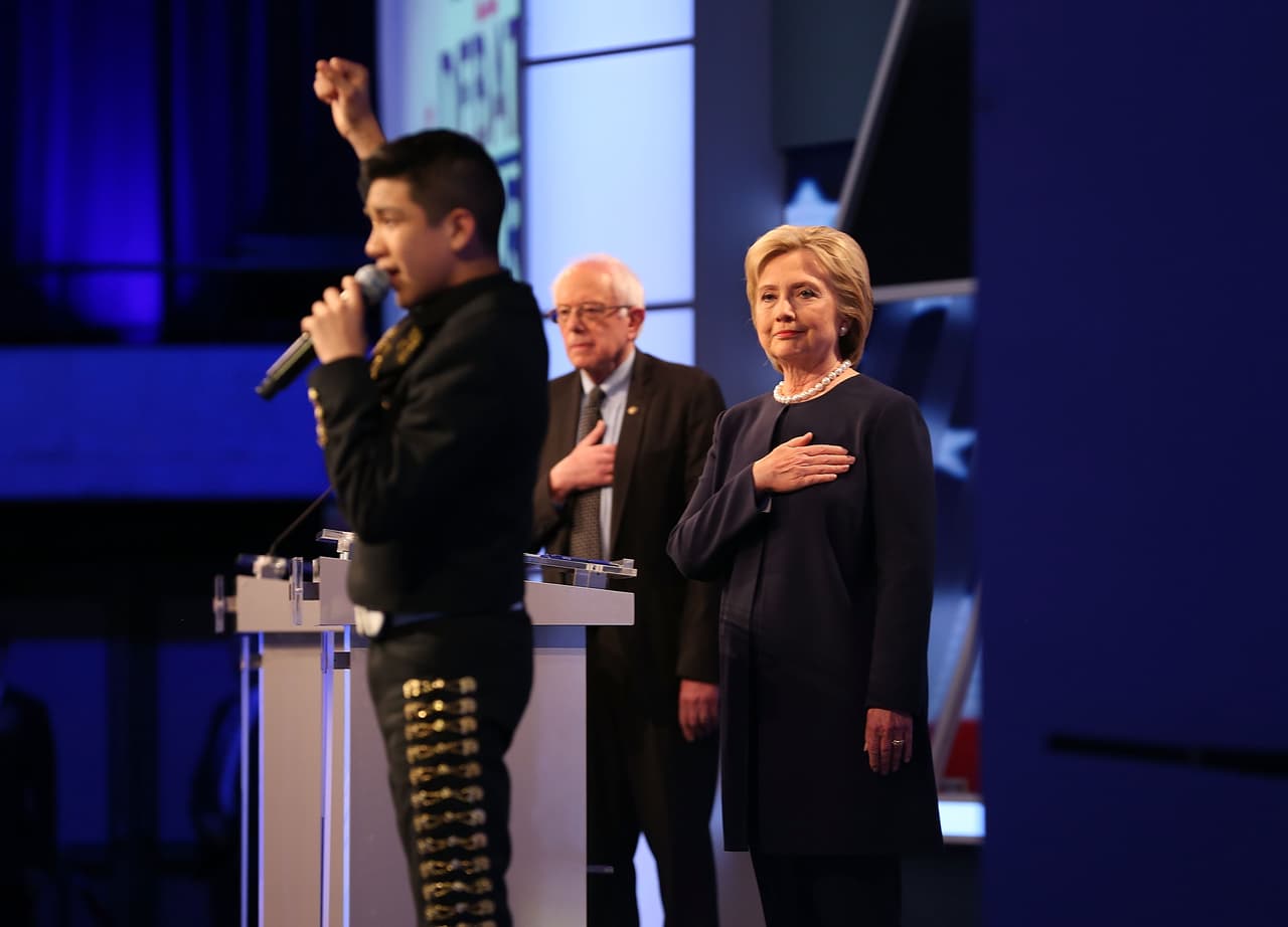 <b>El himno del charro.</b> El niño Sebastien de la Cruz, vestido con un traje tradicional mexicano, fue el encargado de interpretar el himno nacional de los Estados Unidos al comienzo del debate demócrata entre Hillary Clinton y Bernie Sanders, organizado por
<b>Univision</b> en Miami. El cantante había sido objeto de insultos racistas en 2013 cuando cantó el himno nacional vestido de mariachi en un partido de la NBA. 3 de marzo de 2016.
