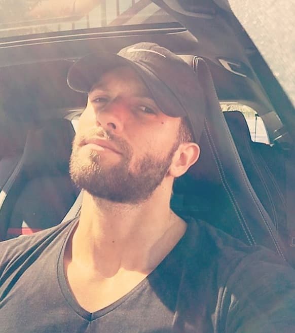 Aunque el cantante casi siempre prefiere presumir su peinado, de repente se deja ver con gorra deportiva, esto cuando va al gimnasio a ponerse en forma.