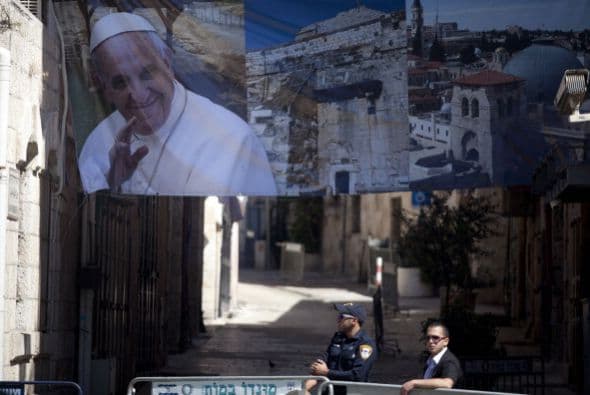 Oficiales de la policía israelí se alistan para la visita del Sumo Pontífice a la zona de la Puerta de Jaffa, en la ciudad vieja de Jerusalén.