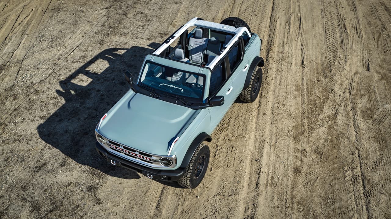 The four-door 2021 Bronco will have available removeable modular roof sections – left and right front panels, a full-width center panel and a rear section. Roof panels on both two- and four-door models can be easily removed by unlocking the latches from the interior to provide the largest overall open-top view in its class to take in the sunshine or to gaze at the stars at night. (Prototype not representative of production vehicle.)