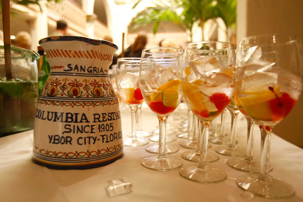 <b>Columbia. Ybor City, Tampa, Florida.</b> 
<b>Fundado en 1905.</b> En sus inicios, los trabajadores de las fábricas de habanos acudían en masa al pequeño local original donde ofrecían café cubano y sándwiches. El local se expandió durante ‘La Prohibición” y a lo largo de los años, personalidades como Babe Ruth, Liberace, Jack Dempsey o Marilyn Monroe han saboreado sus platillos de influencia cubana. 
<a href="https://www.columbiarestaurant.com/"><u>Es considerado el restaurante más antiguo de Florida</u></a>.
<br>