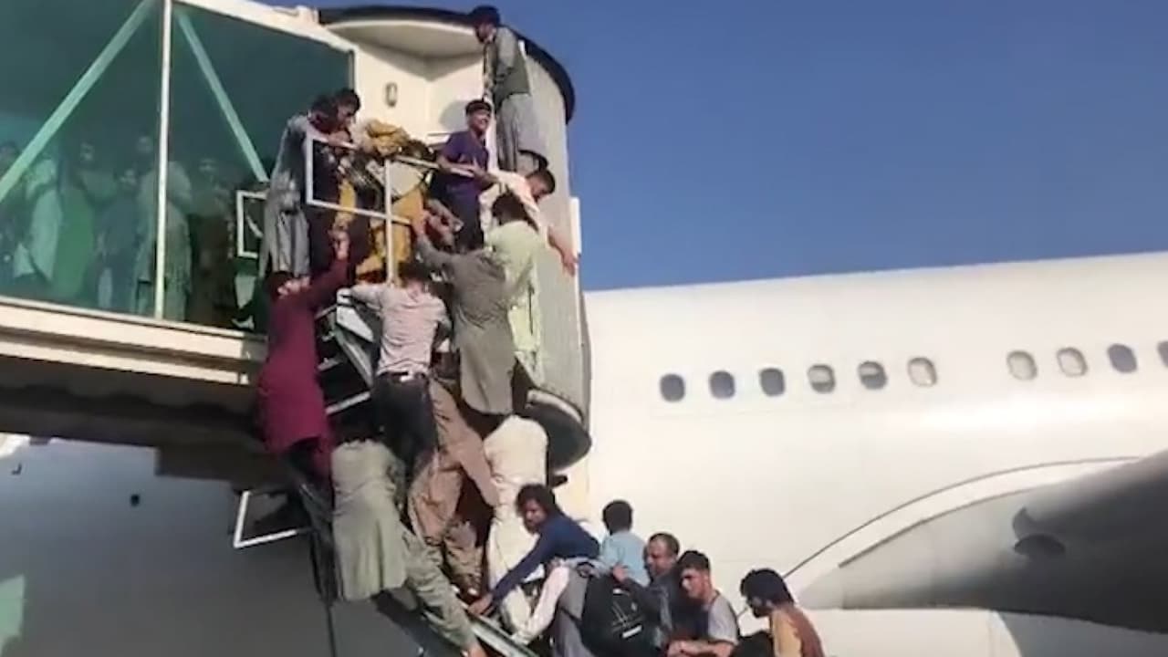 El Talibán controla Afganistán: cierran el aeropuerto de Kabul en medio del caos para evacuar a miles de personas