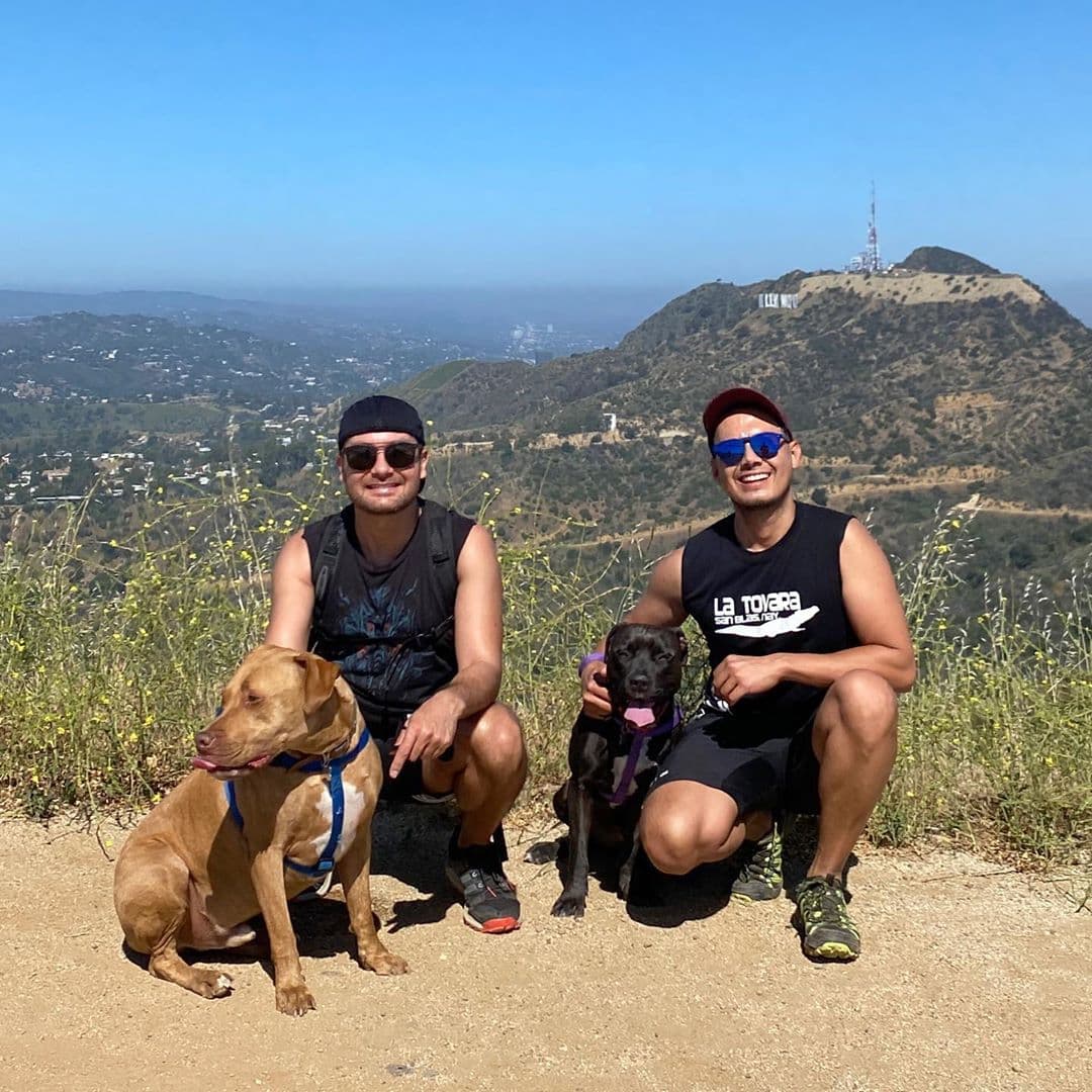Luis Sandoval y hermosa compañía disfrutaron de una caminata bajo el sol.