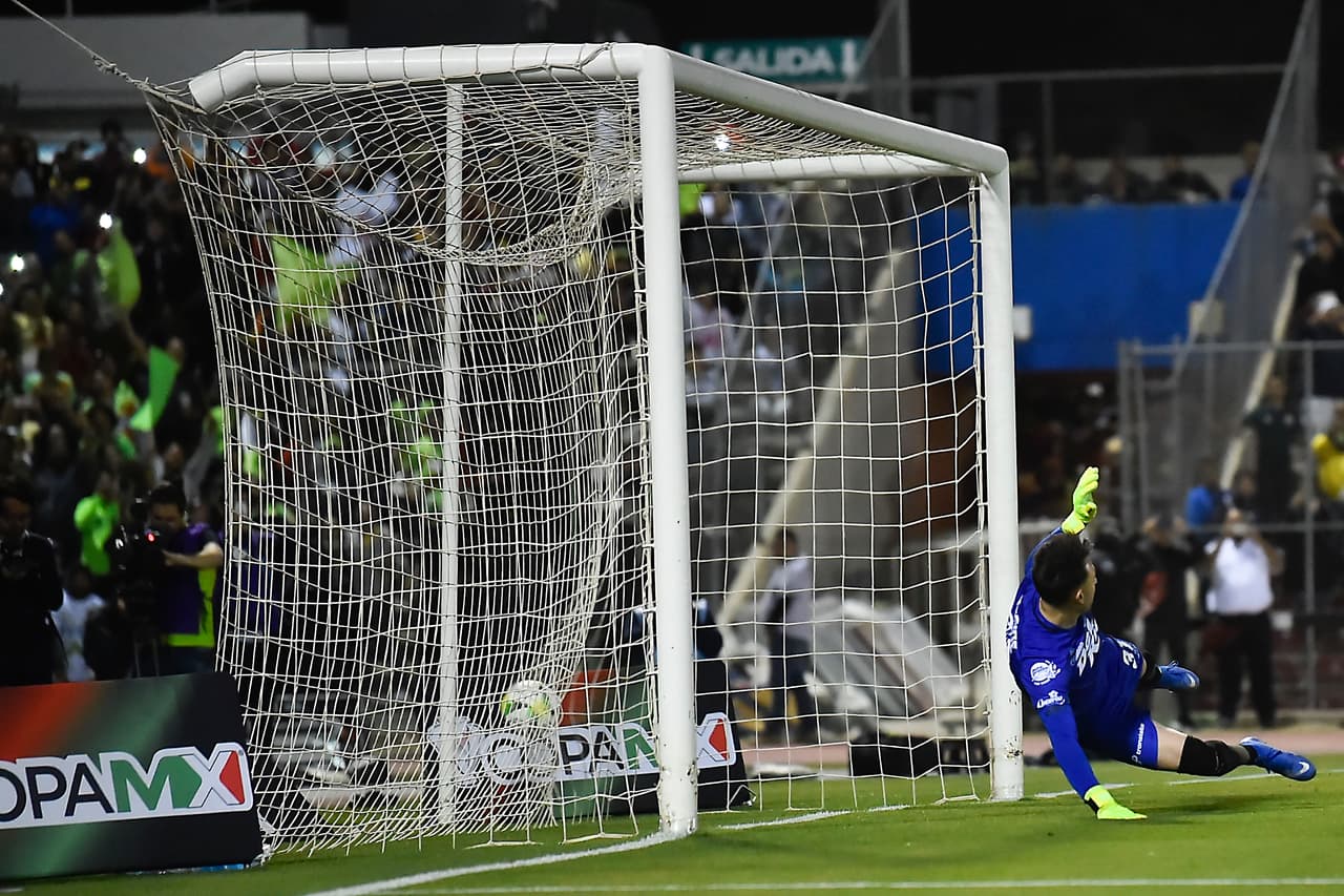 Y tanto fue así que provocaron un penalti, a los 40 minutos, en una falta en el áreacometida a Henry Martín.