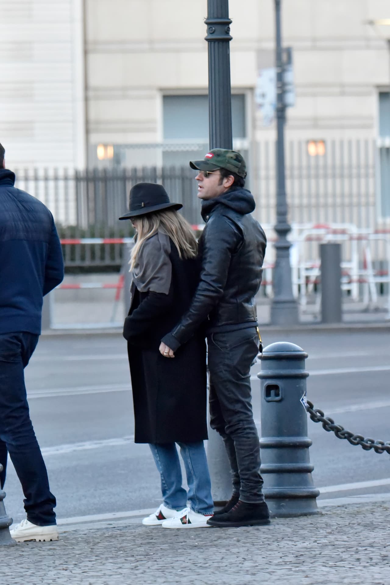 Justin aprovechó para abrazar su mujer.