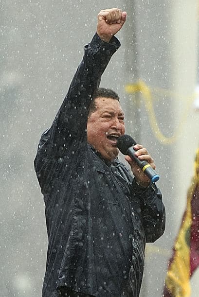 "Yo no les fallaré, seré fiel para siempre al pueblo de Venezuela, a la vida de Venezuela, a la juventud venezolana", prometió Chávez ante lo que denominó como una "avalancha roja" conformada por cientos de miles de seguidores.