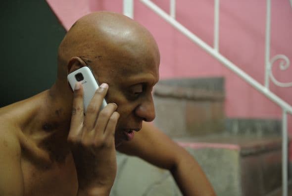 Fue miembro de la Unión de Jóvenes Comunistas (UJC) y enviado a la Unión Soviética a aprender paracaidismo, pero sufrió un accidente y fue retirado del Ejército, tras lo cual estudió psicología y se graduó en 1988.