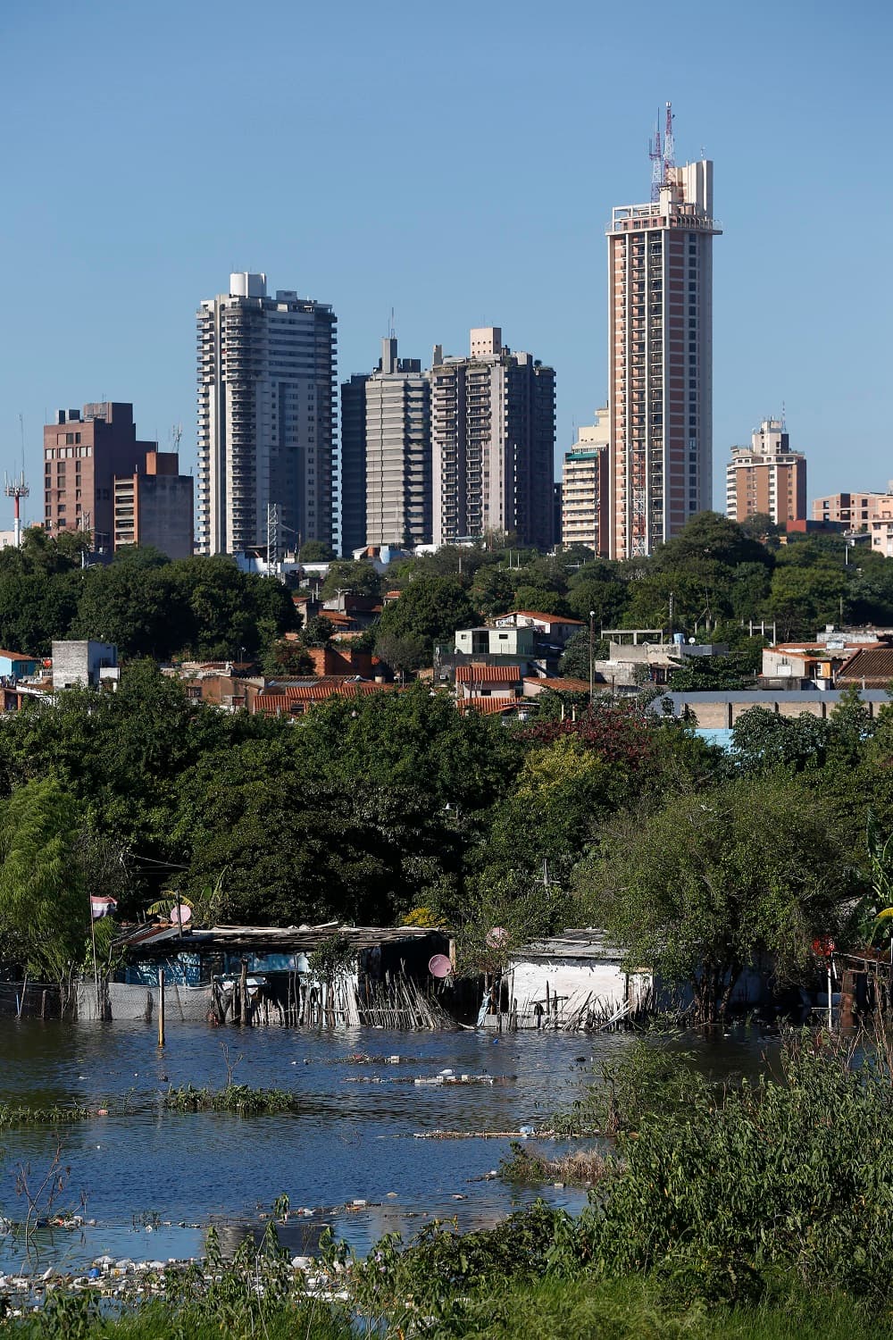 <b>1. Paraguay. </b>Sí, con 85 puntos, topa la lista este país sudamericano. El estudio de Gallup no revela el secreto, pero para Barbara Ganson, profesora de la Florida Atlantic University, la clave está en la familia. "El balance entre la familia y el trabajo es muy diferente de lo que vivimos aquí en Estados Unidos y en otros muchos otros países", indicó al diario 
<i><a href="https://www.usatoday.com/story/news/world/2019/04/25/gallup-emotions-report-2019-top-happiest-saddest-countries-rankings/3568251002/" target="_blank">USA Today.</a></i>