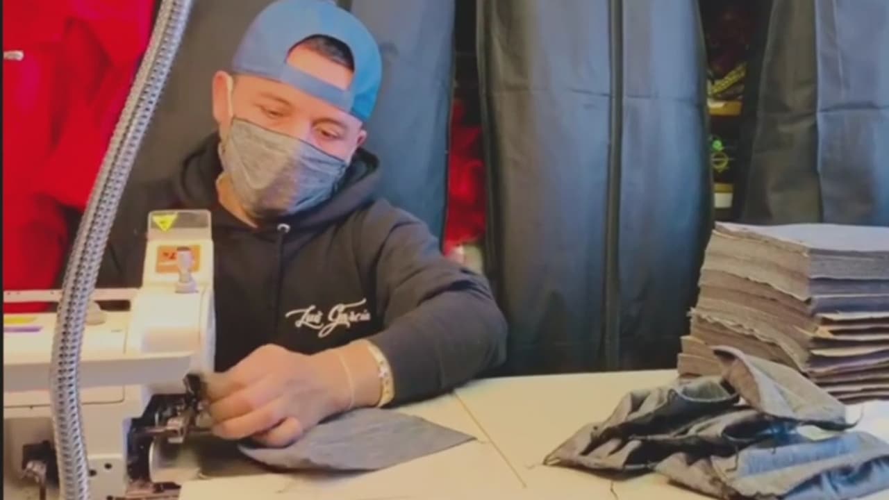 Diseñador indocumentado de quinceañeras fabrica y dona mascarillas para los necesitados