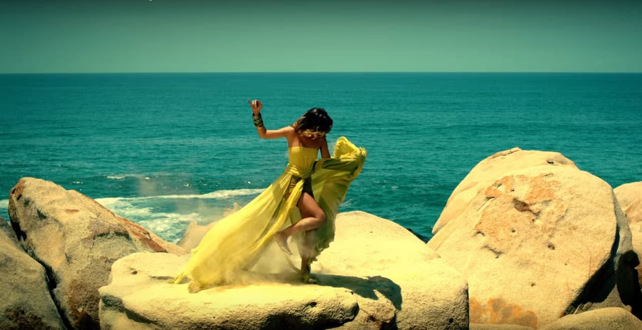 Cinco años después de su lanzamieto, sus fans aseguran que sirvió de insipiración para Jennifer López en su video 'Ni tu ni yo', pues también sale con un costoso vestido amarillo.