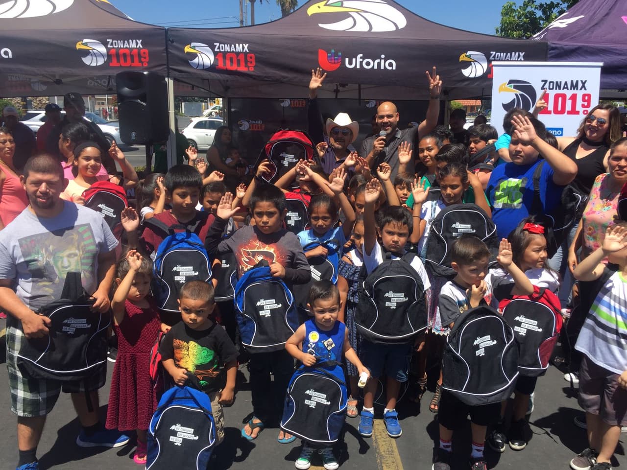 'El Bueno, La Mala y El Feo' no dejan de premiar a los niños en el regreso a clases.