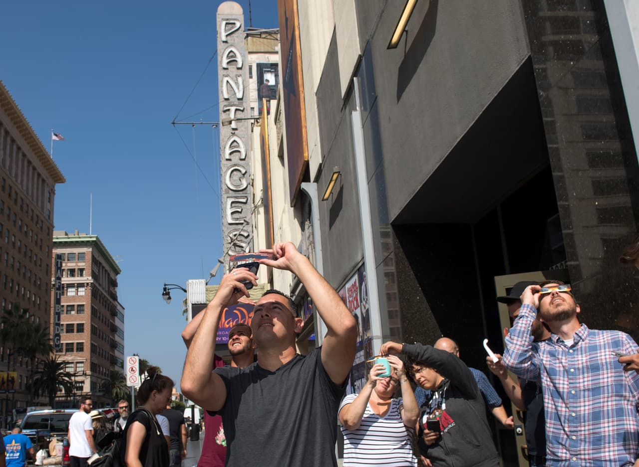 Las personas que caminaban por las calles de Hollywood se detuvieron para ponerse sus lentes y no perderse este momento.
