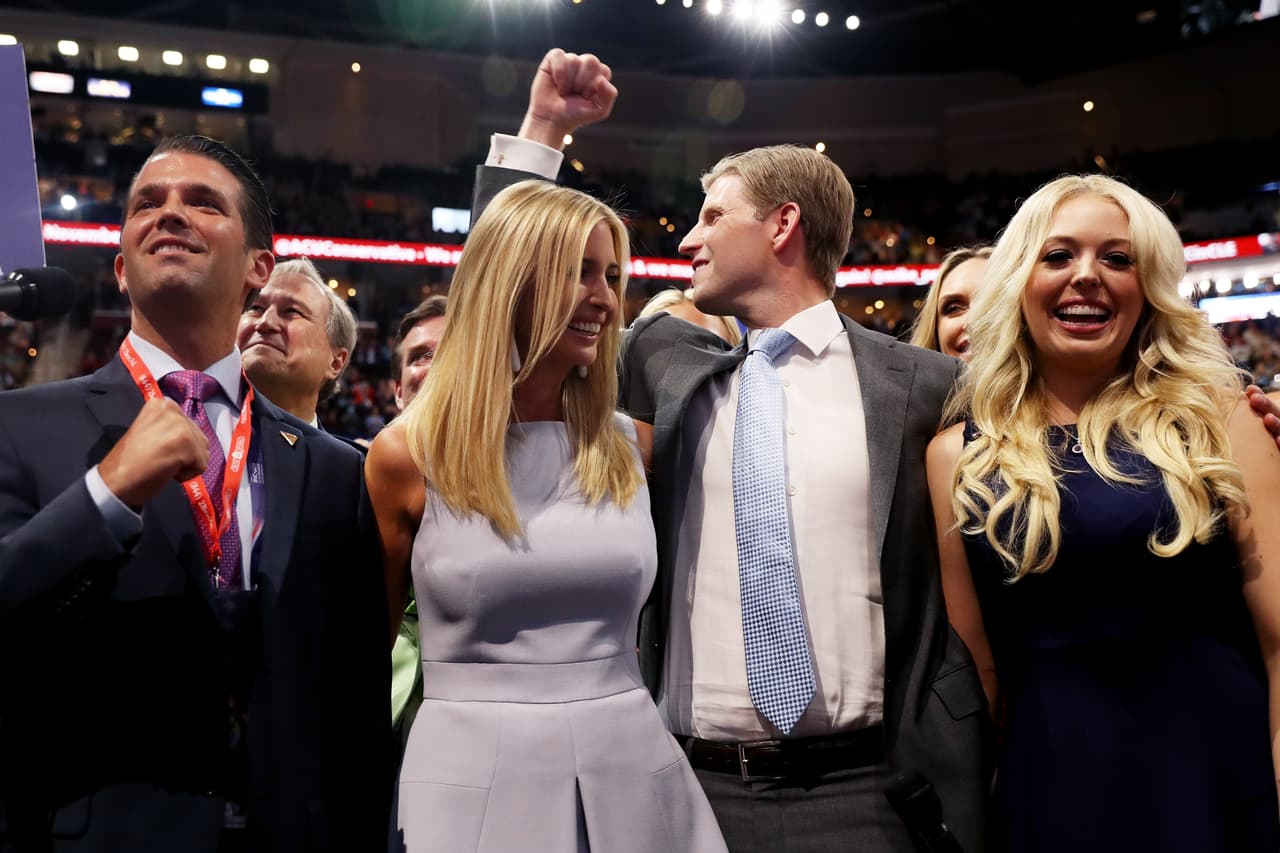 Donald Trump Jr. (izquierda), Ivanka Trump, Eric Trump y Tiffany Trump celebran la nominación de su padre.