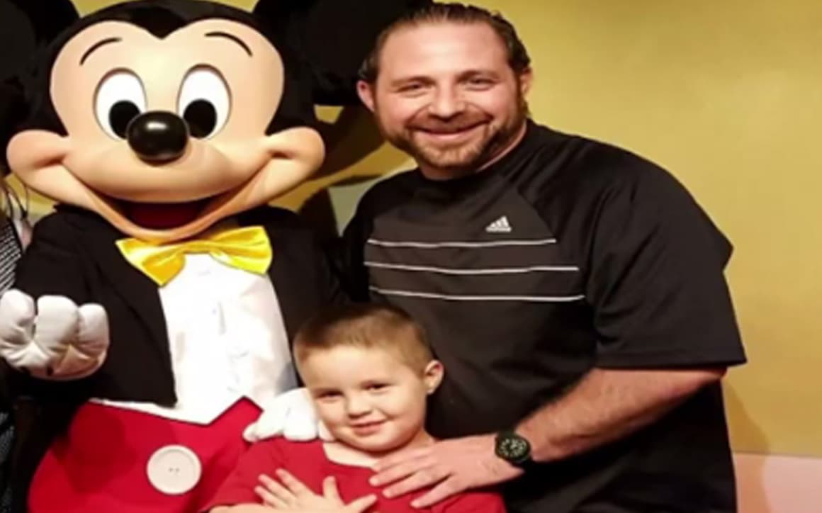Una fotografía de ‘Piqui’ y su padre en Disneyland.