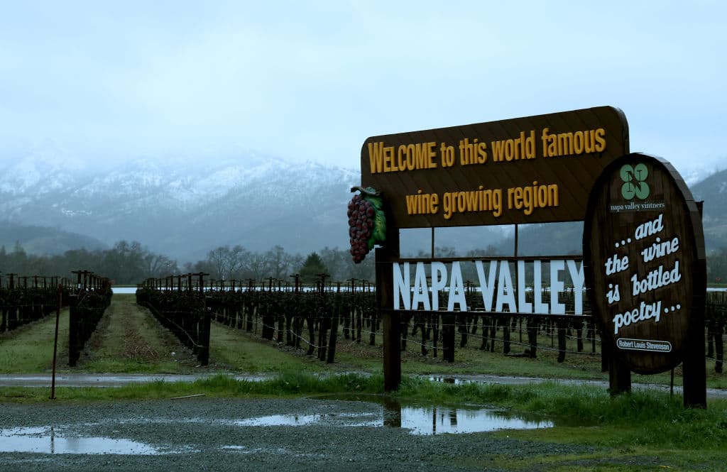 La Napa Valley Vintners, propietaria del letrero, y la Napa Valley Vine Trail Coalition, que está trabajando en la construcción de un sendero para caminar y andar en bicicleta a través del valle, consideran que el traslado del letrero contribuirá a garantizar la seguridad de los visitantes y residentes.